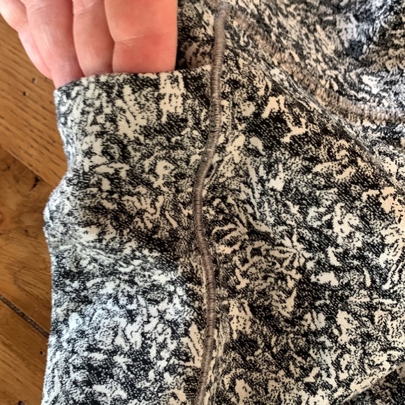 Athleta Salutation Stash 7/8 Tight Women’s Black & White Pattern Leggings Size S - Picture 6 of 10